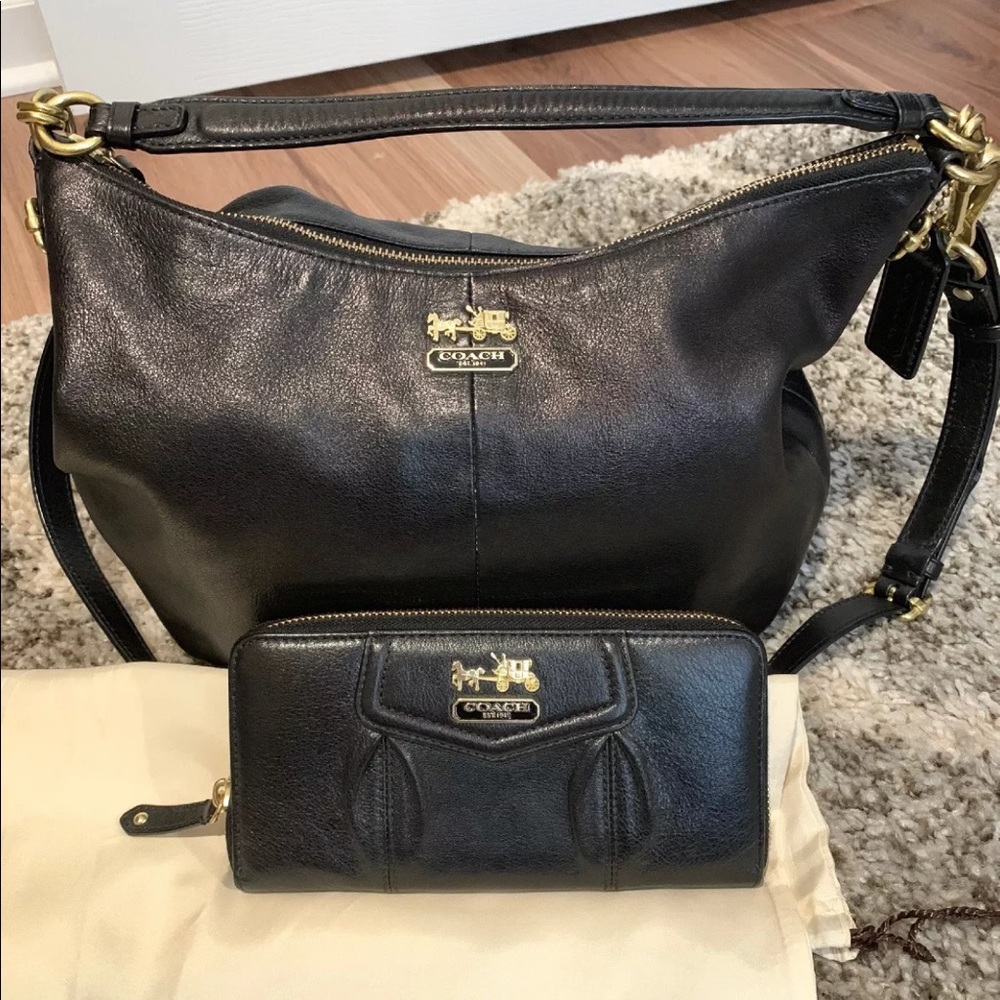 Coach leather purse w matching wallet! Great gift!